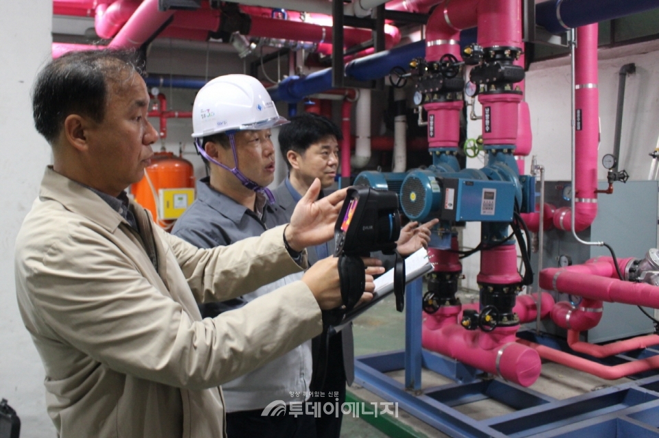 김진수 한국에너지공단 서울지역본부장(좌 첫번째)과 관계자들이 열화상카메라를 이용해 열공급시설의 에너지 안전진단을 실시하고 있다.