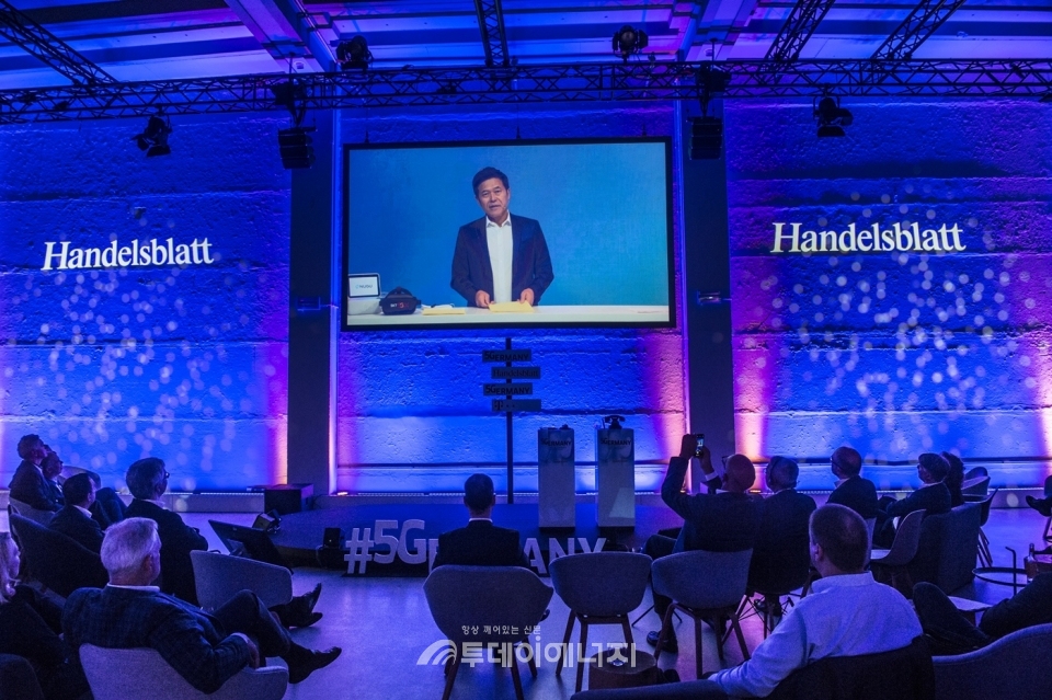 박정호 SK텔레콤 대표가 ‘5Germany’ 국제 컨퍼런스에서 독일 내 정·재계 인사들에게 5G 혁신 스토리와 노하우를 전수하고 있다.
