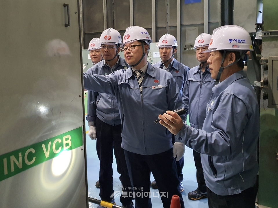박일준 한국동서발전 사장(앞줄 좌 반째)과 경영진이 일산화력본부 발전 설비를 점검하고 있다.