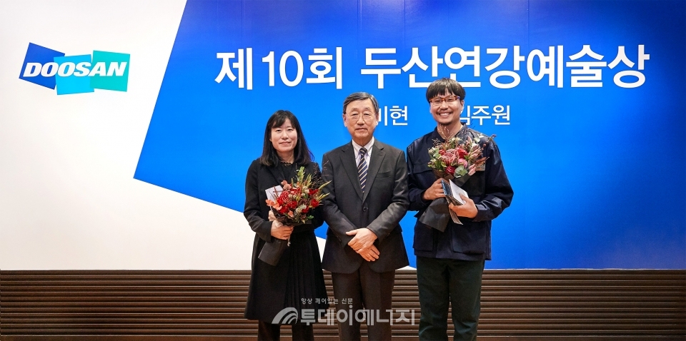 공연부문 수상자인 윤미현씨, 박용현 두산연강재단 이사장, 미술부문 수상자인 김주원씨(좌부터)가 기념촬영을 하고 있다.