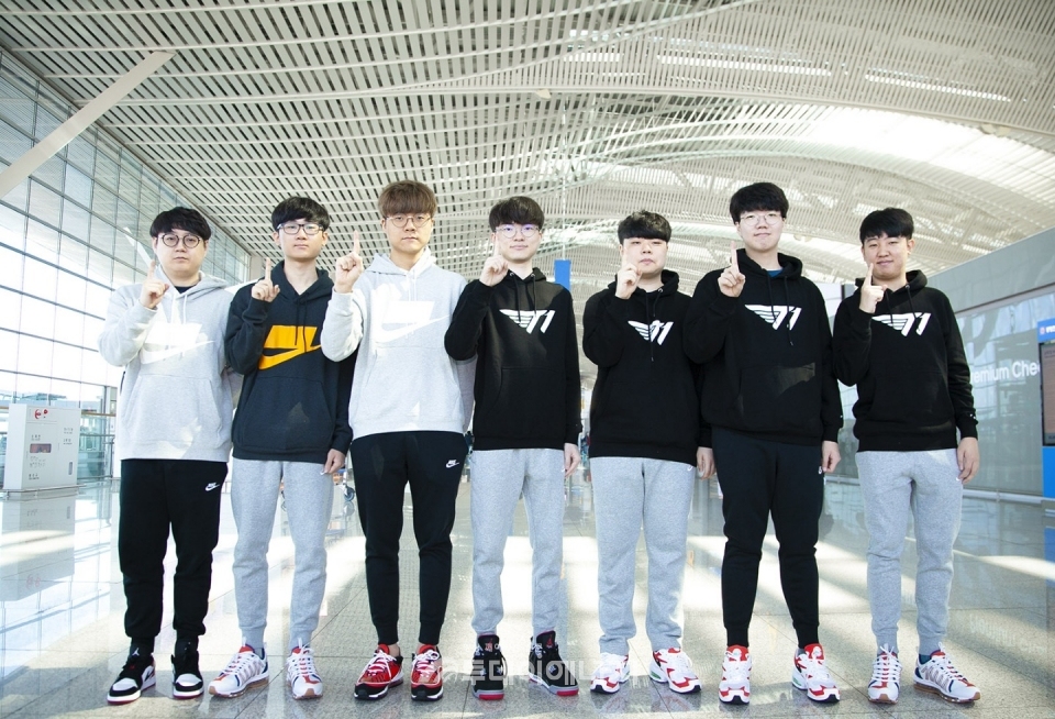 T1 ‘리그 오브 레전드’ 팀의 프로 선수들이 8일 인천공항에서 ‘월드챔피언십’ 참가를 앞두고 승리 포즈를 취하고 있다.