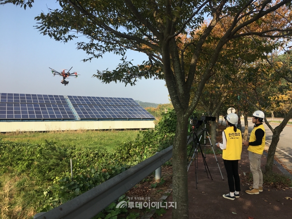 한국서부발전 관계자들이 열화상카메라가 탑재된 드론을 활용해 소규모 태양광업체의 불량 태양광패널을 점검하고 있다.
