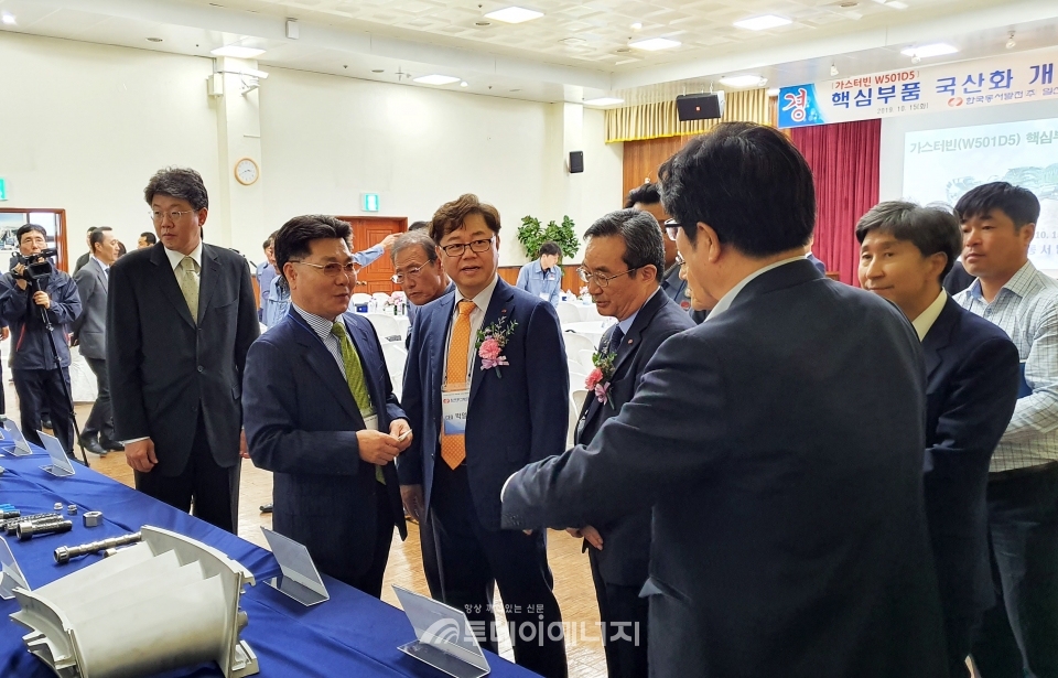 박일준 한국동서발전 사장(좌 3번째)이 국산화 개발 회사 관계자로부터 설명을 듣고 있다.