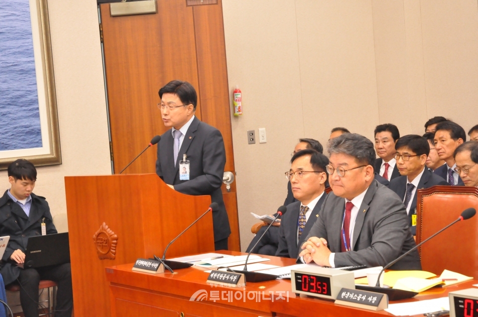 국정감사에서 의원들의 질의에 답변을 하고 있는 김형근 가스안전공사 사장.