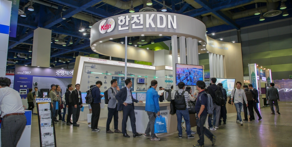 한전KDN이 서울 코엑스에서 열리는 ‘2019 코리아 스마트그리드엑스포’에 참가해 기념촬영을 하고 있다.
