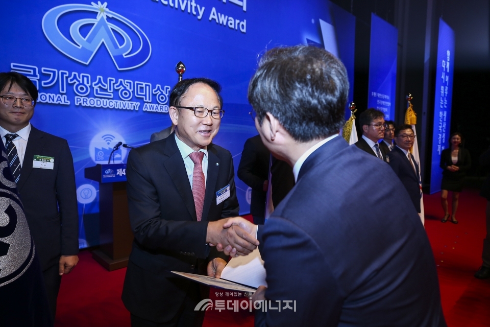 박형구 한국중부발전 사장이 성윤모 산업통상자원부 장관으로부터 ‘제43회 국가생산성대회’ 공공부문(종합대상) 최고상인 대통령 표창을 수상받고 있다.
