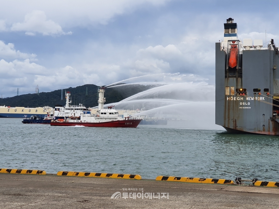 한국해양환경공단 특수선이 선박 화재 진압훈련을 하고 있다.