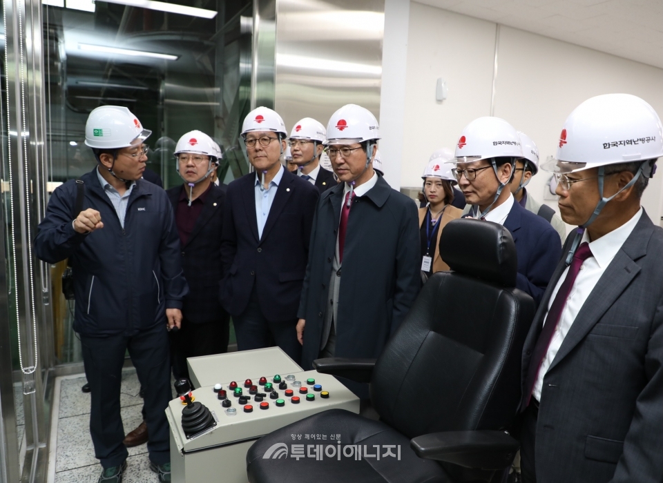 국회 환경노동위원회 의원들이 한국지역난방공사 광주전남지사나주 SRF 열병합발전소 현장을 시찰하고 있다.