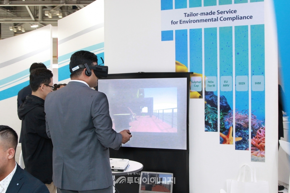 지난 2017년 코마린 전시회에서 관람객이 VR을 체험하는 모습.