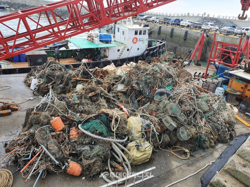 해양환경공단이 수거한 해양 침적쓰레기.