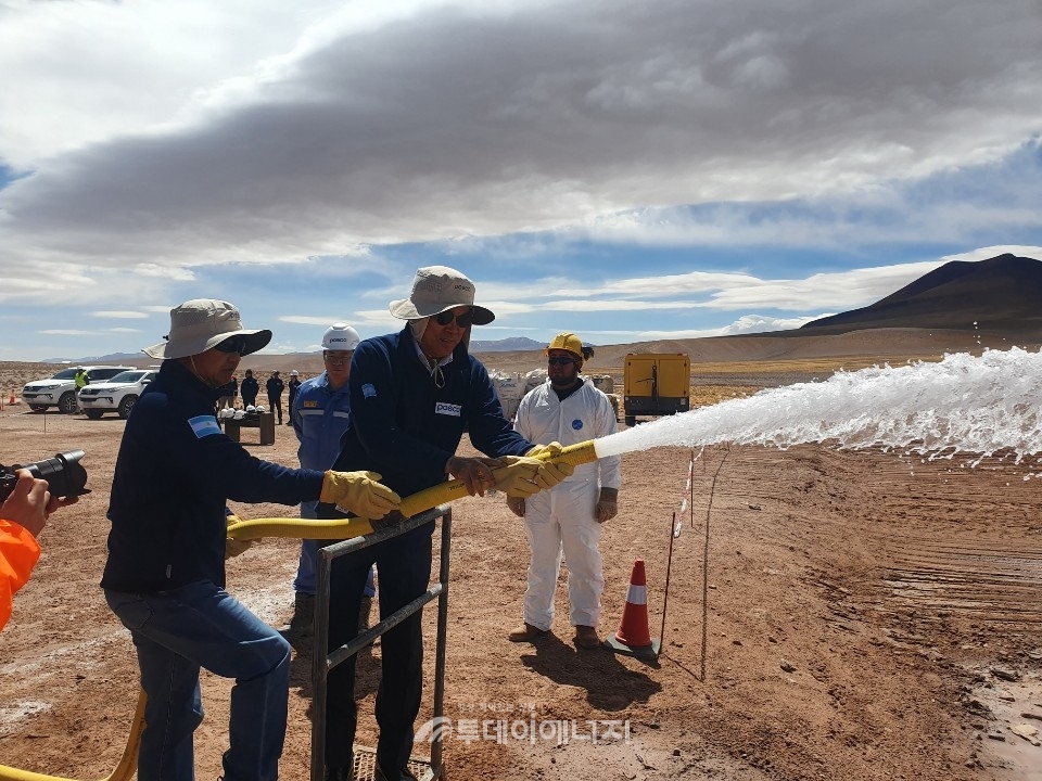 최정우 포스코 회장(앞줄 좌2 번째)이 아르헨티나 리튬 염호 탐사현장에서 지하 염수를 뽑아 올리는 것을 시연하고 있다.