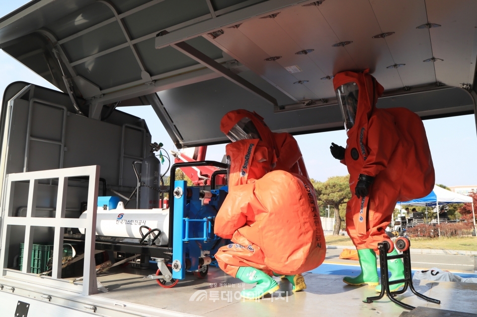 가스안전공사는 청주 오창읍에서 ‘2019년 재난대응 안전한국훈련 현장훈련’을 실시하며 ERCV(Emergency Response Containment Vessel)장비로 암모니아 용기를 완전히 밀봉해  안전하게 산업가스안전기술지원센터로 이송하는 모습을 시연했다.