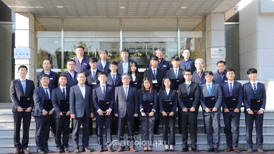 서울에너지공사 임직원들과 신입사원들이 기념촬영하고 있다.