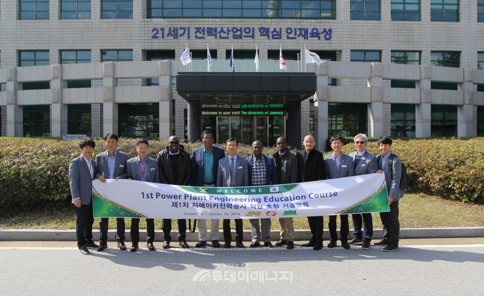 자케이카 수강생들과 한국발전교육원 관계자들이 기념촬영하고 있다.
