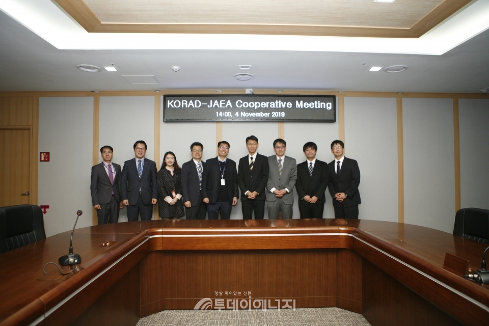 한국원자력환경공단과 JAEA 관계자들이 기념촬영하고 있다.