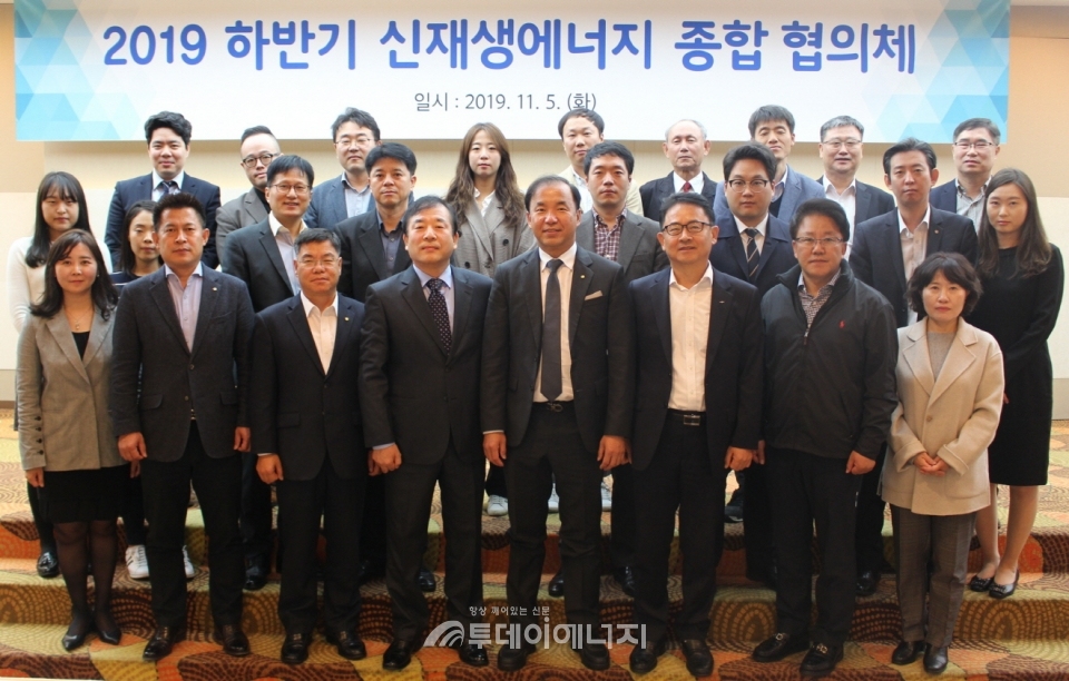 김진수 한국에너지공단 서울지역본부장(앞줄 우 4번째)을 비롯한 참석자들이 기념촬영을 하고 있다.