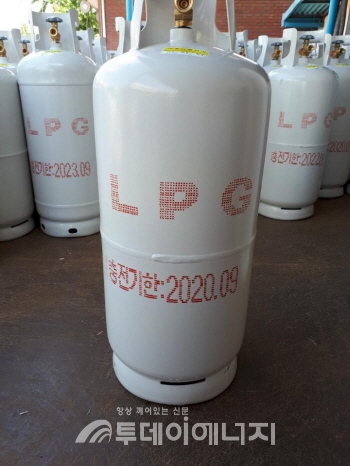 판매업체에 있는 20kg LPG용기의 모습.