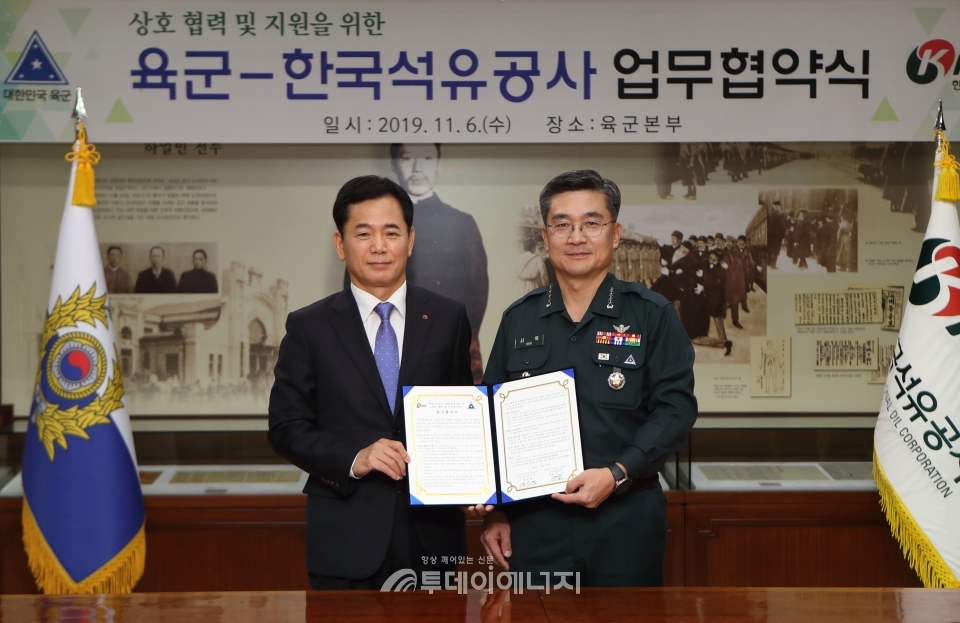 양수영 석유공사 사장(좌)과 서욱 육군참모총장이 재난안전관리협약 체결식을 한 후 기념 촬영을 하는 모습.