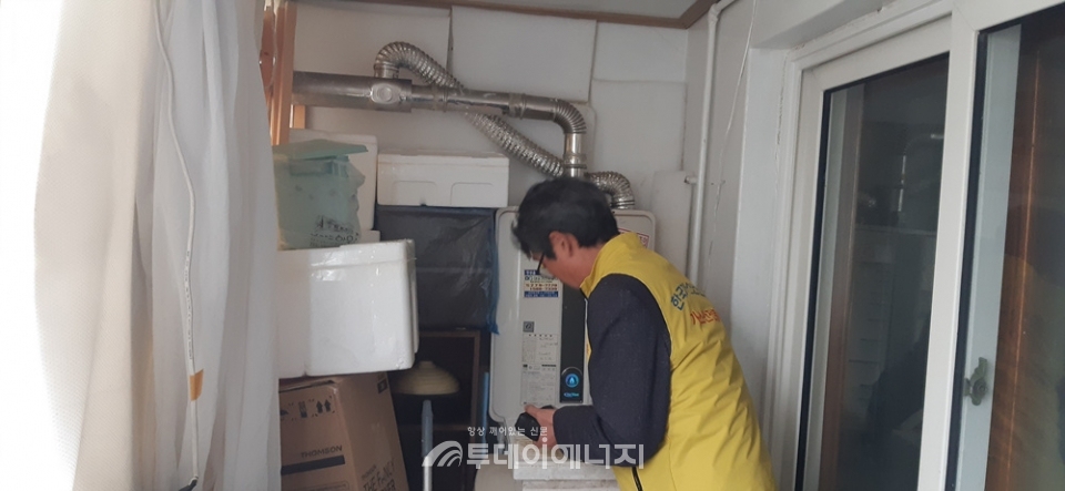 김훈 가스안전공사 전남서부지사장이 노후 가스보일러를 특별점검 하고 있는 모습.