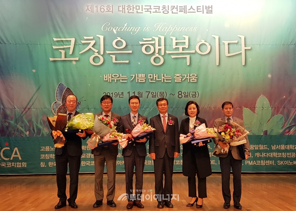 남석열 한국동서발전 인재경영처장(좌 1번째)과 수상자들이 기념 촬영을 하고 있다.