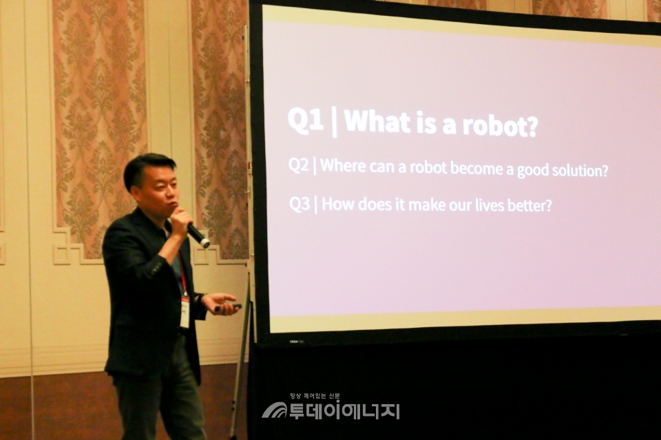 LG전자 로봇사업센터장인 노진서 전무가 ‘LG ROS’에서 로봇사업의 비전과 전략을 소개하고 있다.