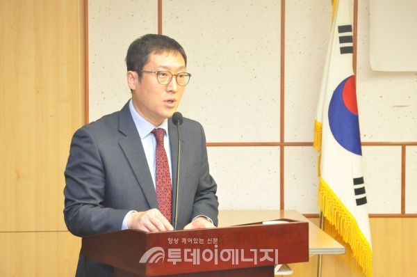 이상훈 한국에너지공단 신재생에너지센터 소장이 주제발표를 하고 있다.