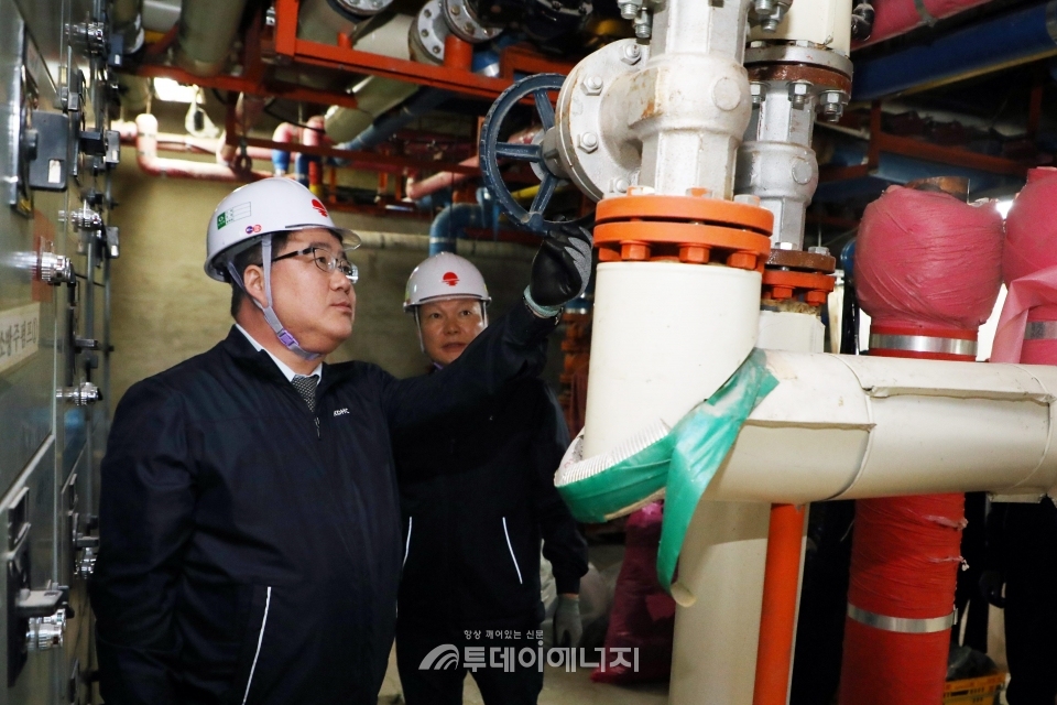 황만영 한국지역난방공사 사업본부장(좌)이 한난 열사용시설에 대한 안전점검을 실시하고 있다.