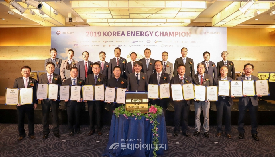 김창섭 한국에너지공단 이사장(앞줄 좌 6번째)과 에너지절감 인증기업들이 기념촬영하고 있다.