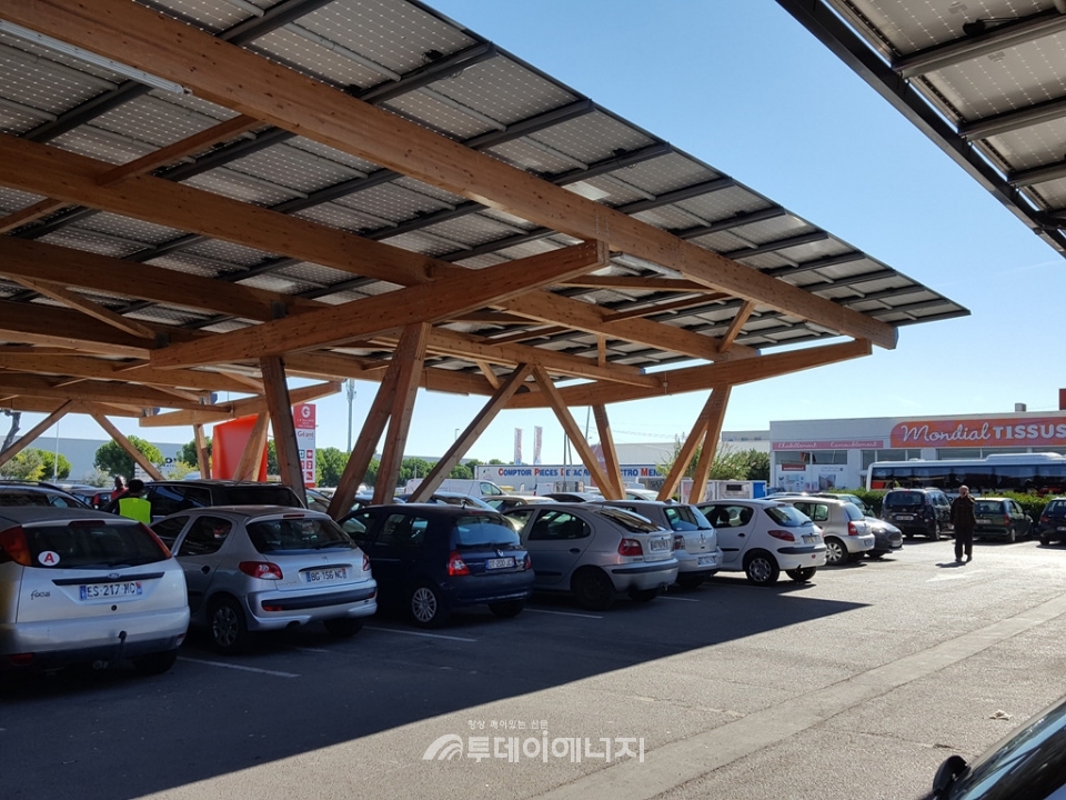 프랑스 유통센터 옥상주차장에 설치된 태양광발전소.
