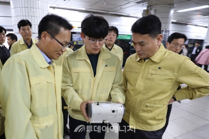 김경욱 국토교통부 제2차관(우)이 지하철 사당역에서 미세먼지 대응 실태점검을 하고 있다.