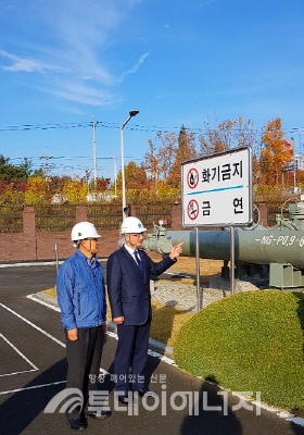 이상훈 한국가스공사 상임감사(우)가 전북지역본부 전주관리소에서 가스 공급설비을 점검하고 있다.