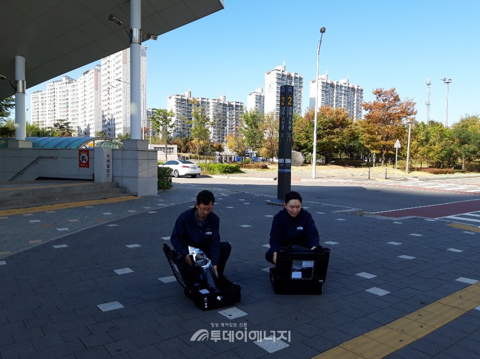 한국가스공사 관계자들이 악취포집기로 점검을 진행하고 있다.