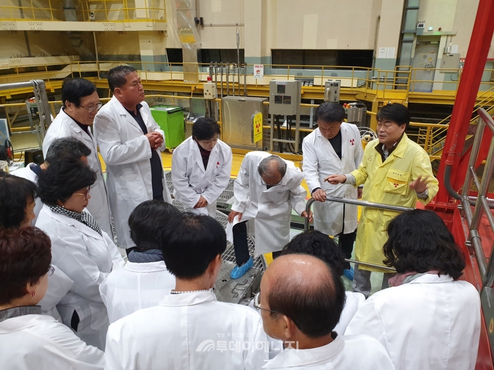 대전 통장연합회 회원들이 연구용 원자로 하나로를 살펴보고 있다.