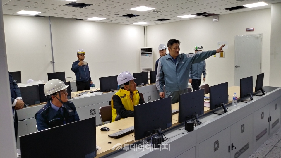 전기안전공사 관계자들이 한-아세안 특별정상회의 시설물을 점검하고 있다.