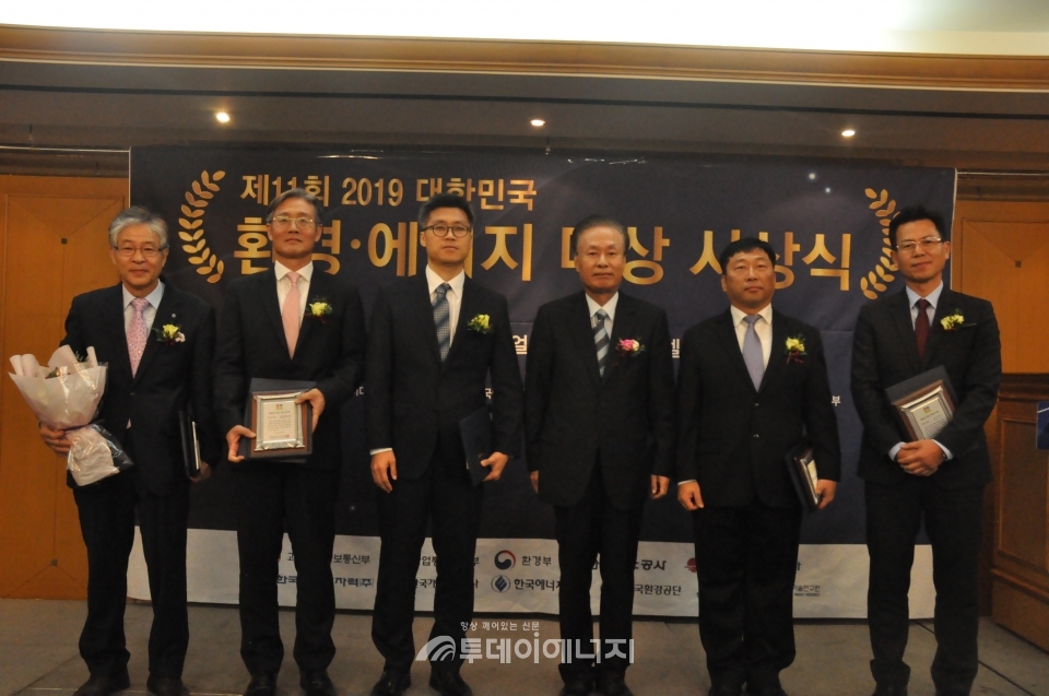 2019 대한민국 환경·에너지대상 학술상 수상자들이 곽병성 한국에너지학회 회장(우 3번째)과 기념촬영하고 있다.