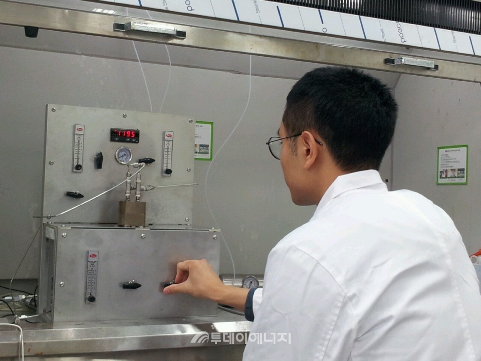 고온·고압의 환경에서 IGCC 합성가스에 대한 니켈합금 분리막의 안정성 테스트 실험이 진행되고 있다.