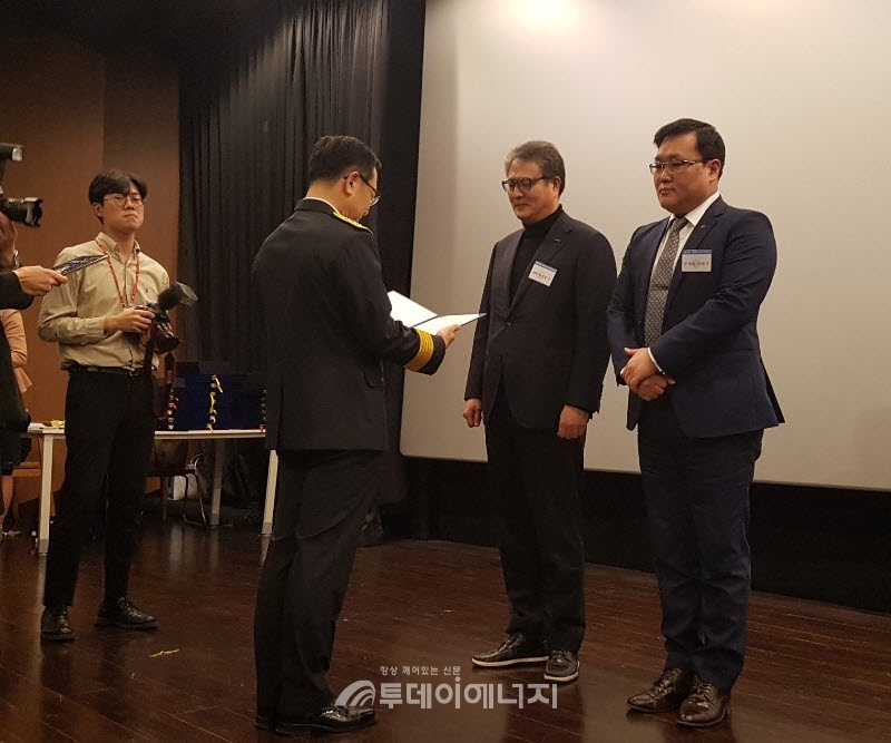 김희갑 해양환경공단 경영관리본부장(우)이 국무총리상을 수상받고 있다.