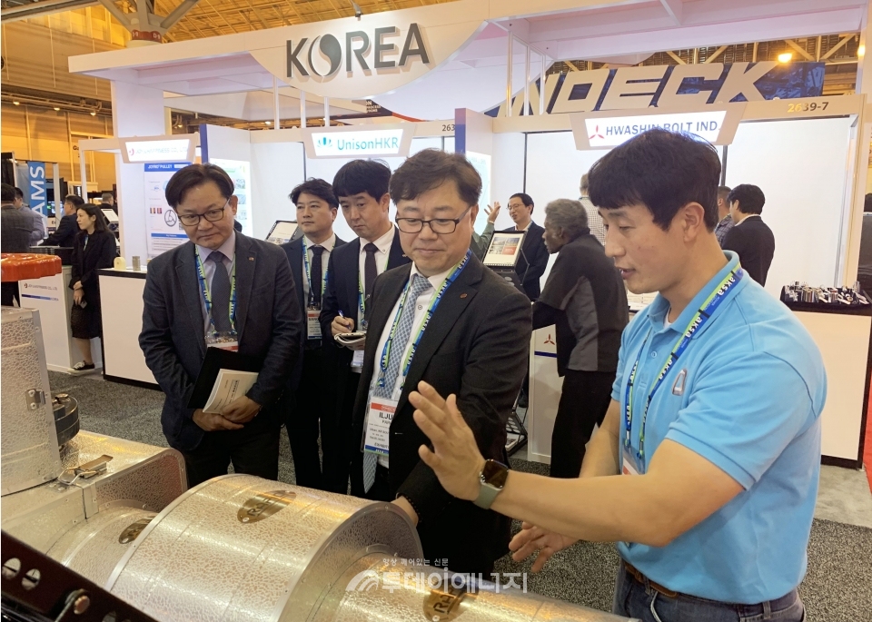 박일준 한국동서발전 사장(우 2번째)이 국내 기업 관계자로부터 제품에 대한 설명을 듣고 있다.