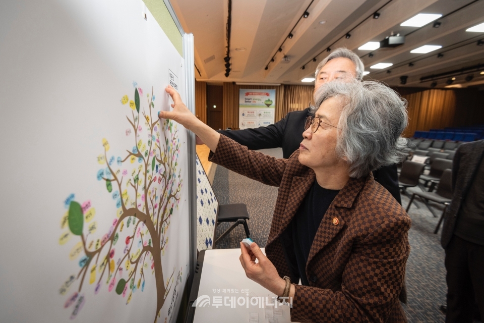 박은정 국민권익위원회 위원장이 청렴실천을 약속하는 ‘청렴나무’ 만들기에 동참하고 있다.