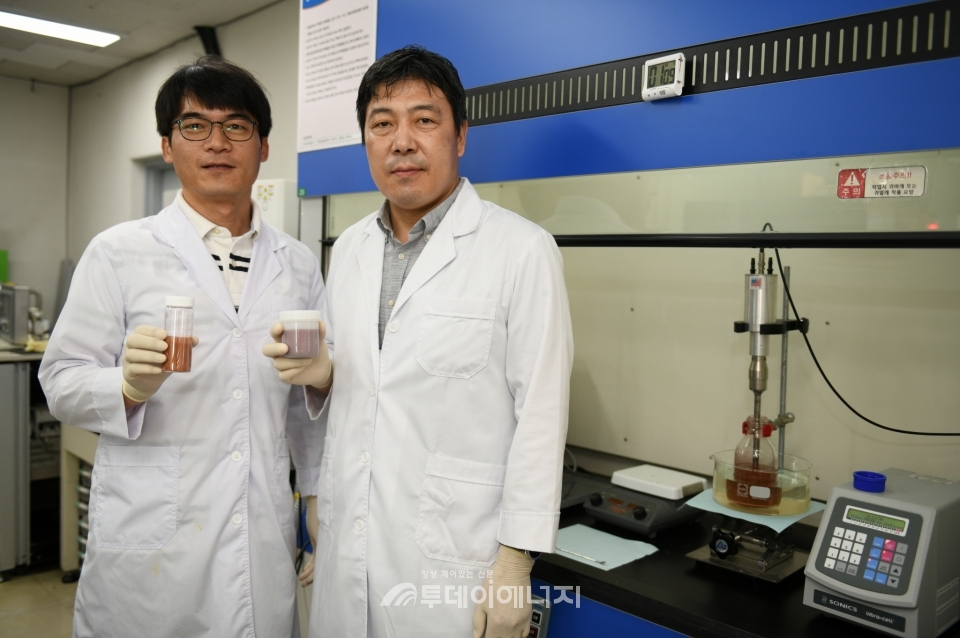 핵심개발자인 정희진 한국전기연구원 박사(좌)와 이건웅 박사가 구리-그래핀 복합 파우더와 잉크를 들고 기념촬영하고 있다.