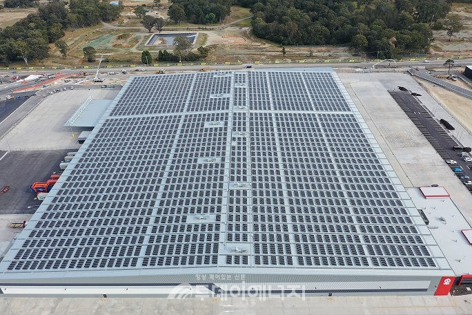 LG전자 초고효율 태양광모듈 '네온 2(NeON 2)' 약 7,500장이 공급된 호주 시드니 소재 무어뱅크 물류단지 현장.