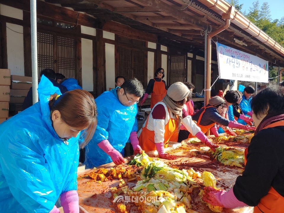 한국원자력환경공단 청정누리봉사단원들이 지역봉사단체와 김장을 담그고 있다.