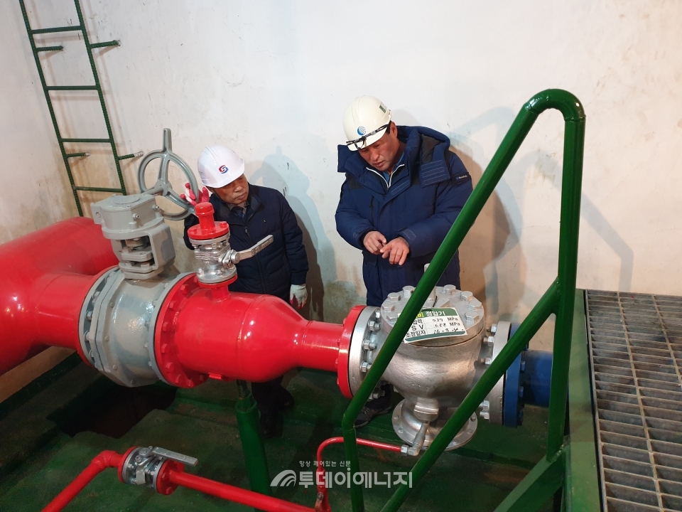 한국가스안전공사 인천지역본부 관계자들이 가스공급시설 안전점검을 실시하고 있다.