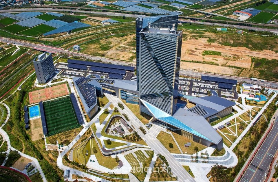 생태환경건축대상에서 최우수상을 수상한 한국전력기술 사옥.
