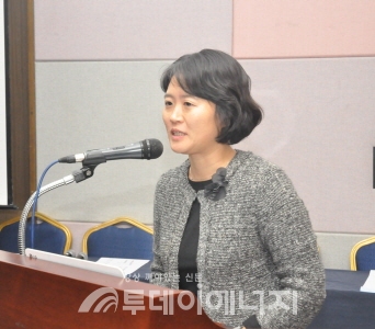박지혜 기후솔루션 이사가 발표를 하고 있다.