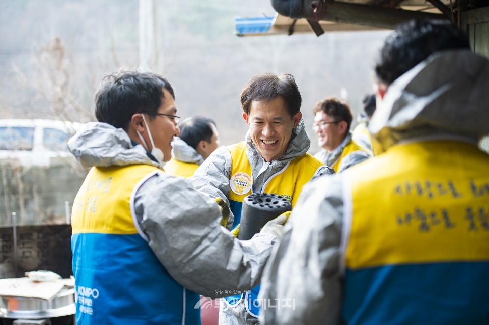 한국중부발전 임직원이 소외계층을 위해 연탄을 전달하고 하고 있다.