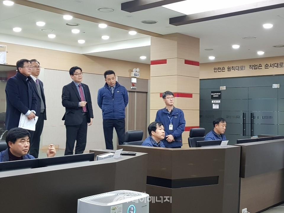 허영택 한국가스안전공사 기술이사는 대성에너지(주) 통합안전관제센터를 방문하고 있다.