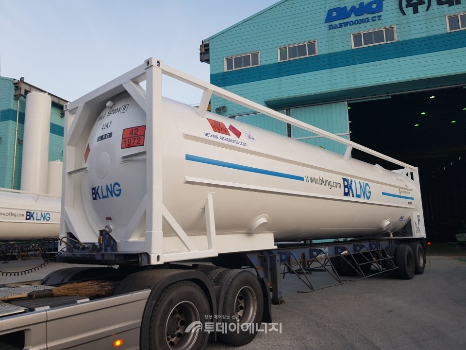 대웅CT가 최근 중국 BK그룹에 초도 공급한 18톤급 40인치 ISO LNG 컨테이너 탱크의 모습.