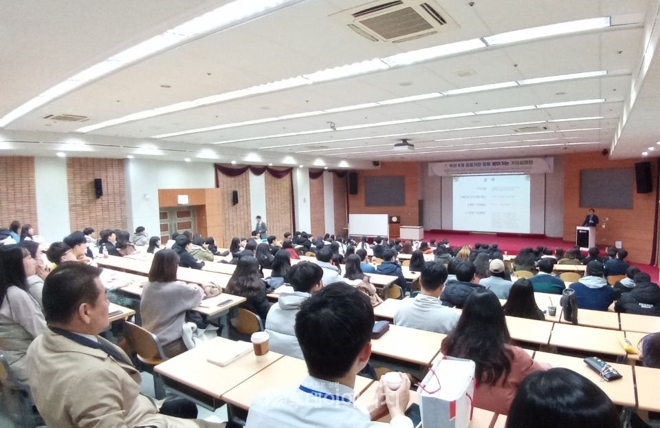 경성대에서 열린 8개 공공기관 합동 기업설명회에 참석한 학생들이 한국남부발전의 발표를 청취하고 있다.