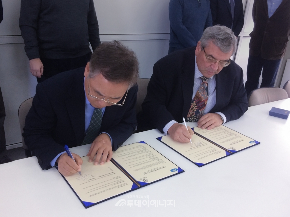 박주성 한국선급 유럽지역본부장(좌)과 Grigoropoulos 국립아테네공과대학교 학장이 양해각서에 서명하고 있다.